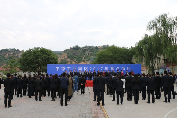 市委副書記、市長(zhǎng)王奮彥帶隊(duì)觀摩督查公司項(xiàng)目建設(shè)工作(圖3)