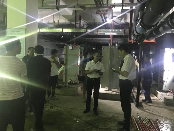 公司副總經理裴林虎帶隊前往中心城區(qū)部分熱換熱站參觀學習(圖1)