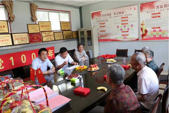 走訪慰問(wèn)老黨員 深入實(shí)際學(xué)黨史—— 市政府國(guó)資委慰問(wèn)泓源公司老黨員、困難黨員(圖1)